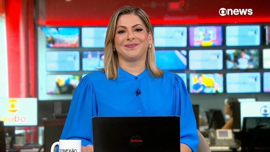 Daniela Lima de blusa azul apresentando o Conexão GloboNews nesta segunda-feira (30)