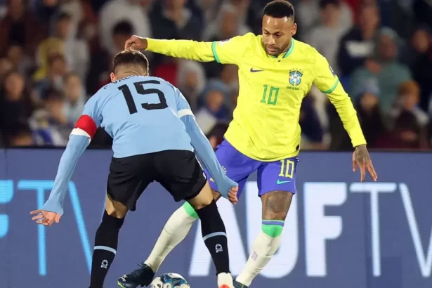 Neymar tenta drible em Uruguai x Brasil nas Eliminatórias da Copa do Mundo