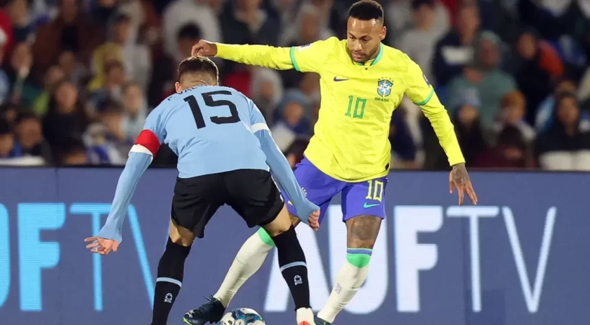 Neymar tenta drible em Uruguai x Brasil nas Eliminatórias da Copa do Mundo