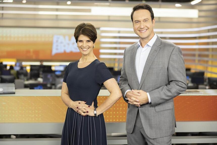 Mariana Godoy e Eduardo Ribeiro em frente a bancada do Fala Brasil