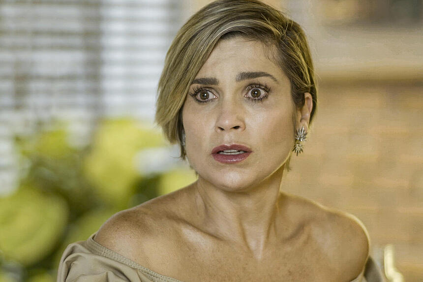 Flávia Alessandra como Helena da novela Salve-se Quem Puder, a atriz está com semblante de espanto