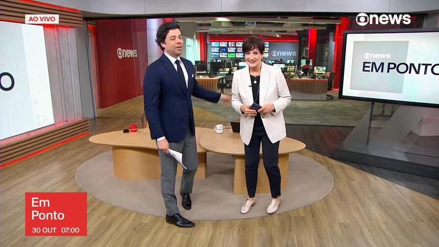 Tiago Eltz e Mônica Waldvogel sorrindo no início do GloboNews Em Ponto desta segunda-feira, 30/10/2023