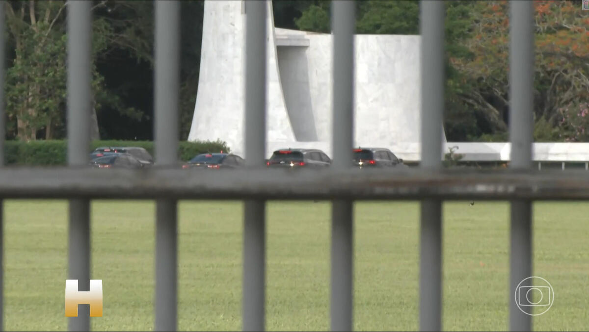 Carros da presidência chegam a Brasília