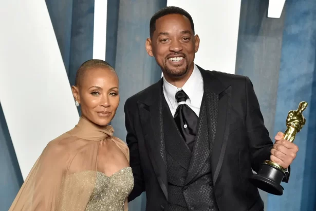 Jada Smith e Will Smith segurando o oscar