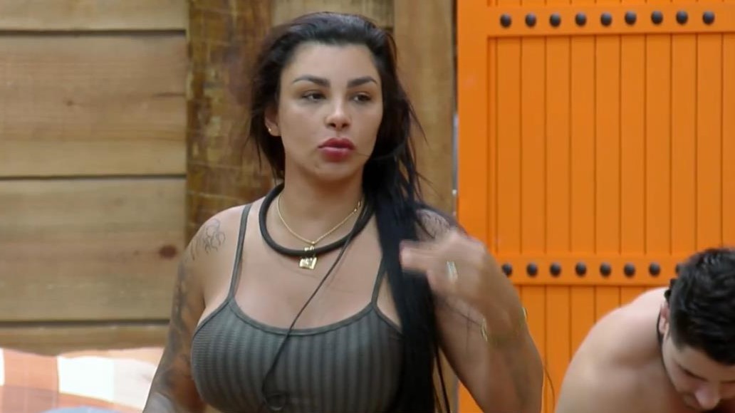 Jenny grita com peões em A Fazenda 15