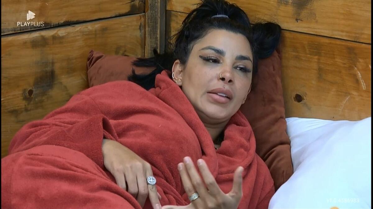 Jenny de roupão vermelho na casa da árvore