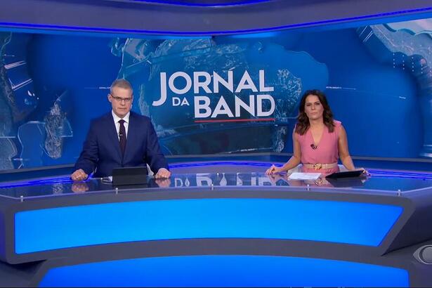 Eduardo Oinegue e Adriana Araújo na bancada do Jornal da Band