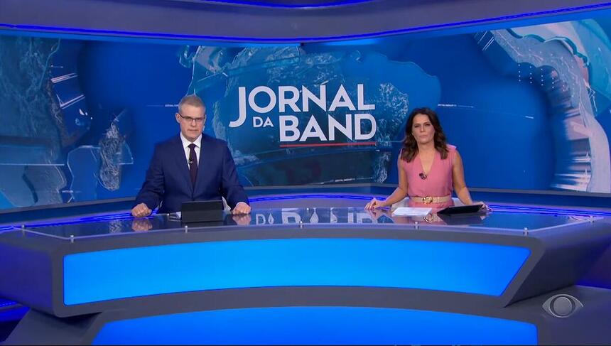 Eduardo Oinegue e Adriana Araújo na bancada do Jornal da Band