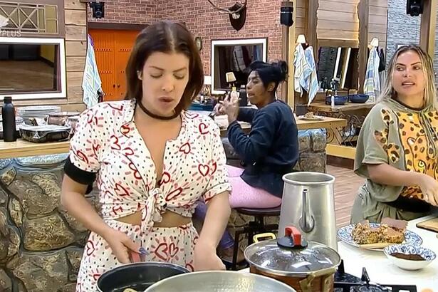 Jaquelline e Kally brigando na cozinha de A Fazenda 15