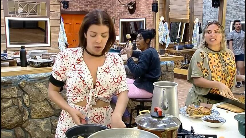 Jaquelline e Kally brigando na cozinha de A Fazenda 15