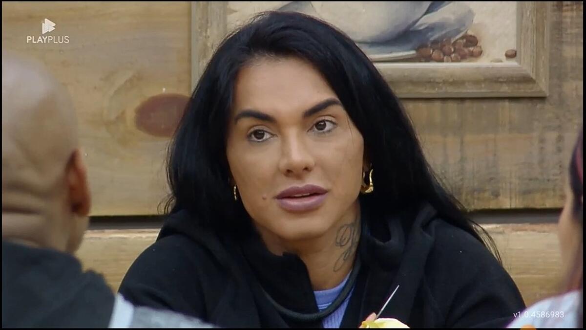 Kamila Simioni com olhar sério falando de Cariúcha em A Fazenda