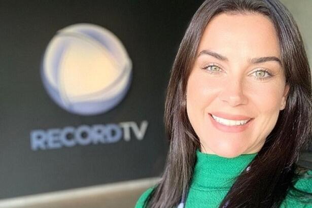 Larissa Erthal em selfie na frente do logo da Record