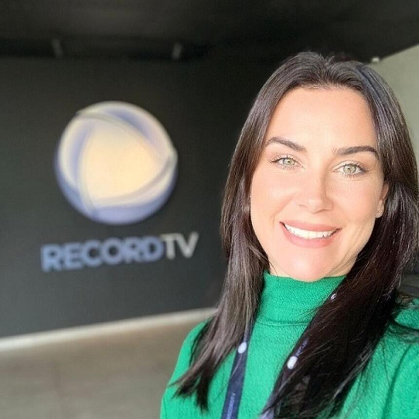 Larissa Erthal em selfie na frente do logo da Record