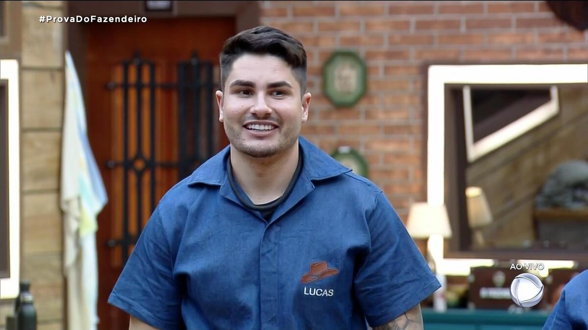 Lucas Souza sorrindo antes da Prova do Fazendeiro