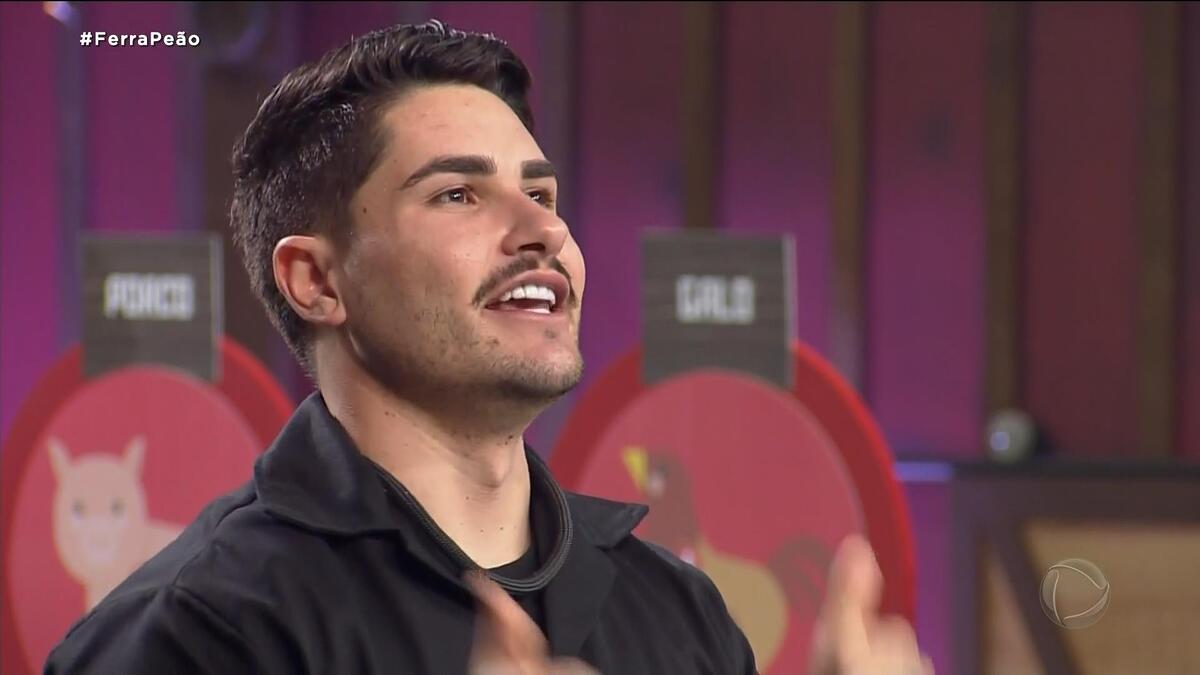 Lucas Souza sorrindo na Prova de Fogo de A Fazenda 15