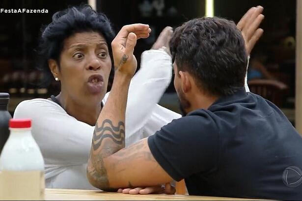 Marcia Fu estressada conversando com Radamés na mesa de A Fazenda 15