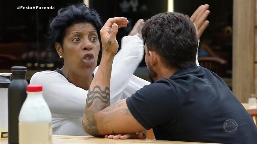 Marcia Fu estressada conversando com Radamés na mesa de A Fazenda 15