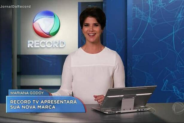 Mariana Godoy em estúdio antigo da Record para anunciar nova marca da emissora