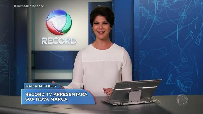 Mariana Godoy em estúdio antigo da Record para anunciar nova marca da emissora