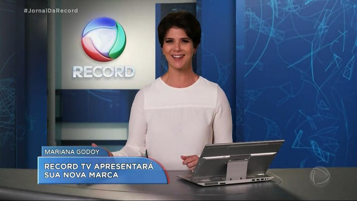 Mariana Godoy em estúdio antigo da Record para anunciar nova marca da emissora