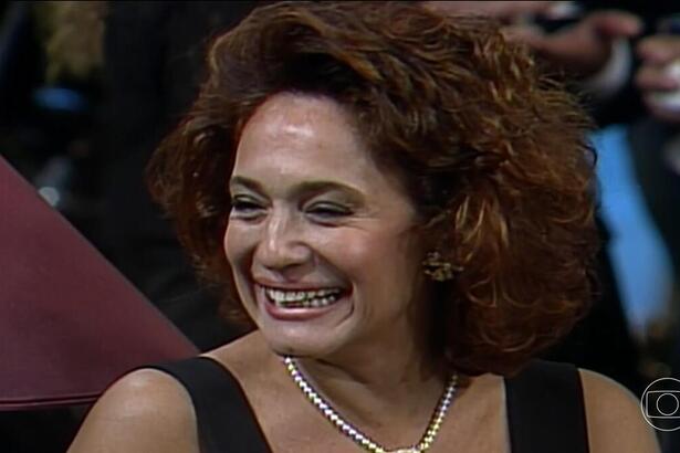 Clarita (Susana Vieira) sorrindo em cena de Mulheres de Areia exibida nesta quinta-feira, 26/10/2023