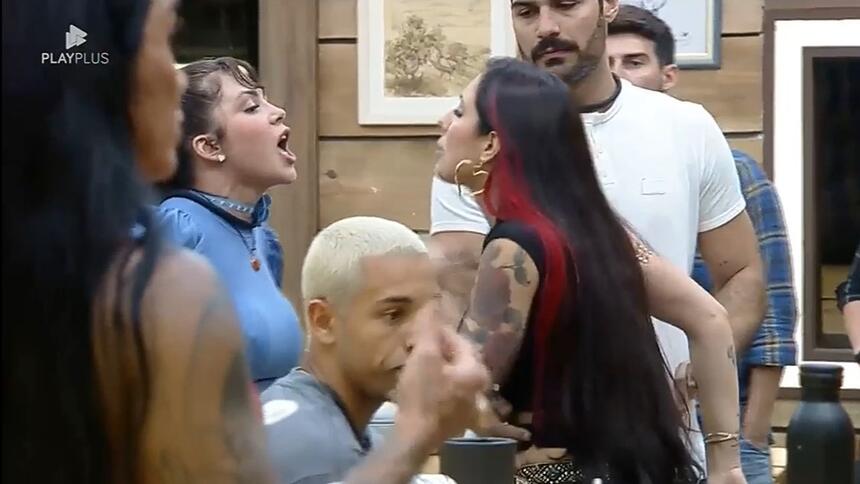 Nadja grita com Alicia X na cozinha de A Fazenda 15