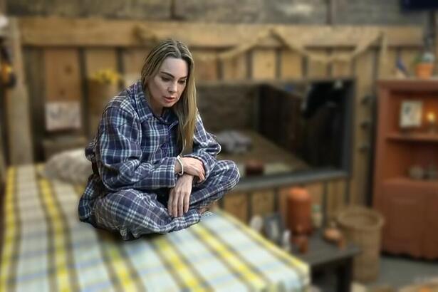 Rachel Sheherazade sentada em sua cama na Baia de A Fazenda 15