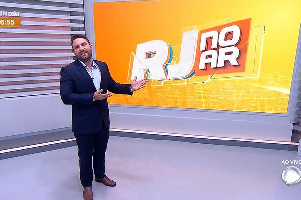 Rael Policarpo aponta para o telão do RJ no AR