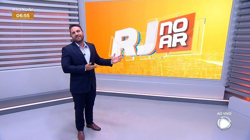 Rael Policarpo aponta para o telão do RJ no AR