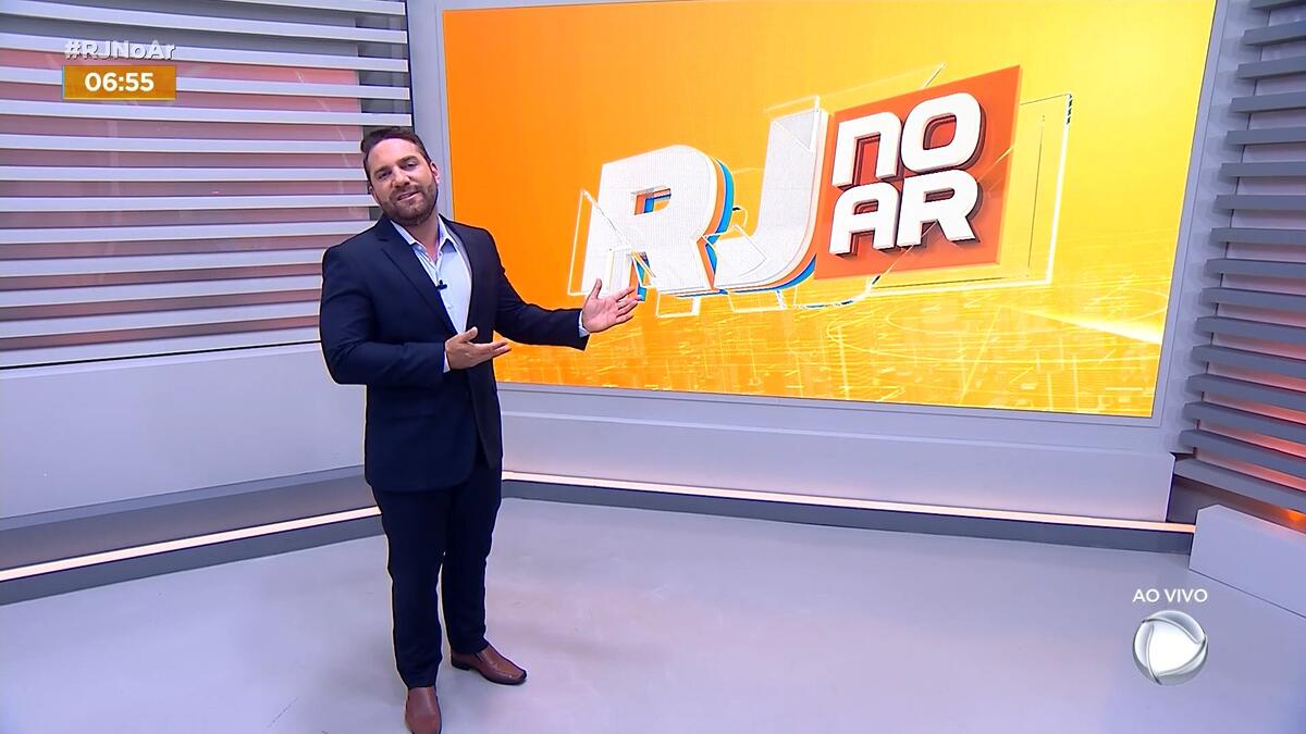 Rael Policarpo aponta para o telão do RJ no AR