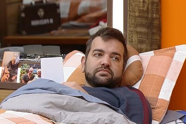 Sander deitado na cama de A Fazenda 15