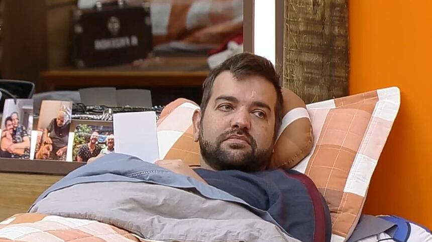 Sander deitado na cama de A Fazenda 15