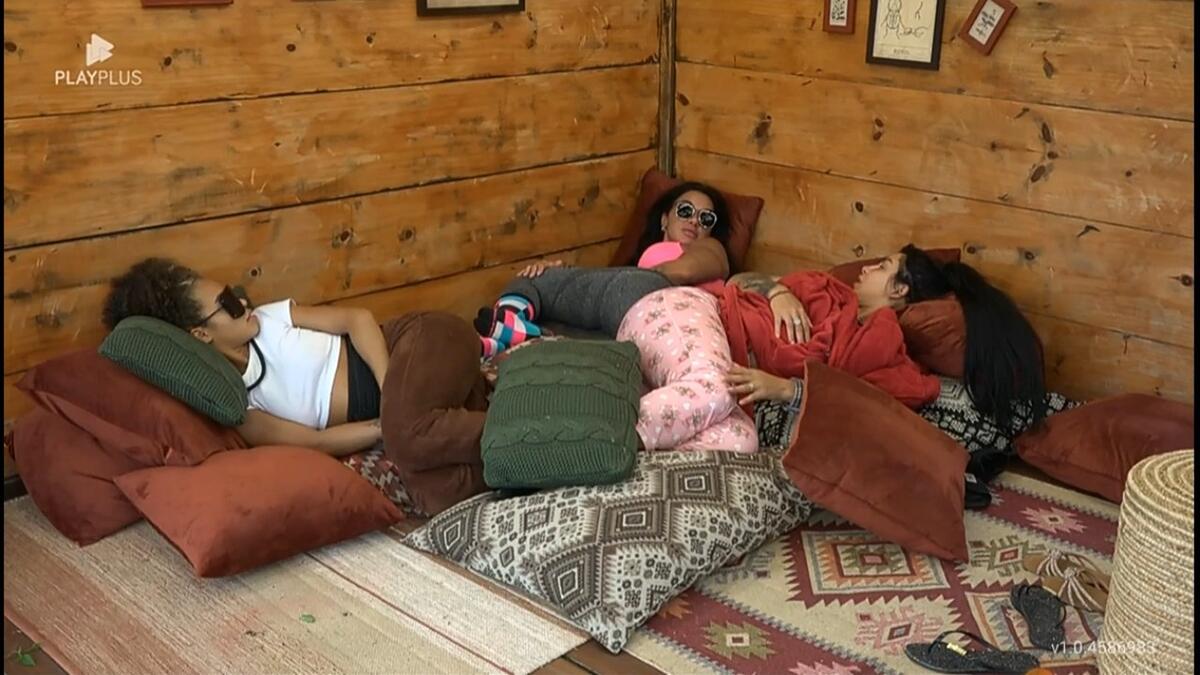 Lily Nobre, Kamila Simoni e Jenny na casa da árvore de A Fazenda 15 conversando sobre Nadja