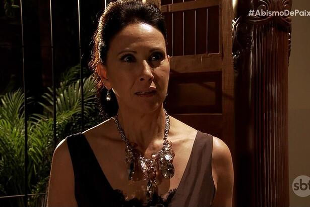 Almerinda Arango (Blanca Guerra) em cena de estreia de Abismo de Paixão