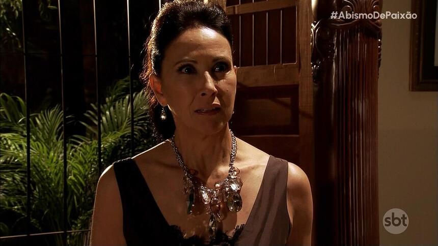 Almerinda Arango (Blanca Guerra) em cena de estreia de Abismo de Paixão