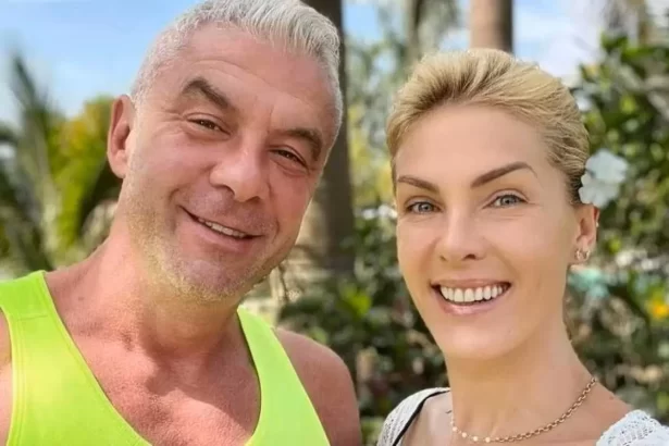 Ana Hickmann de camiseta branca, sorrindo, com cabelo preso, ao lado do marido