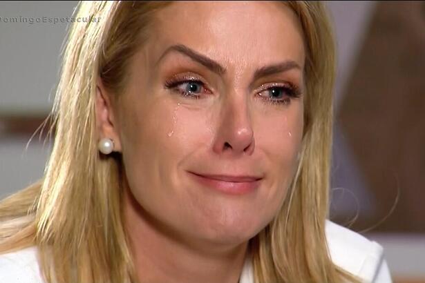 Ana Hickmann durante entrevista ao Domingo Espetacular