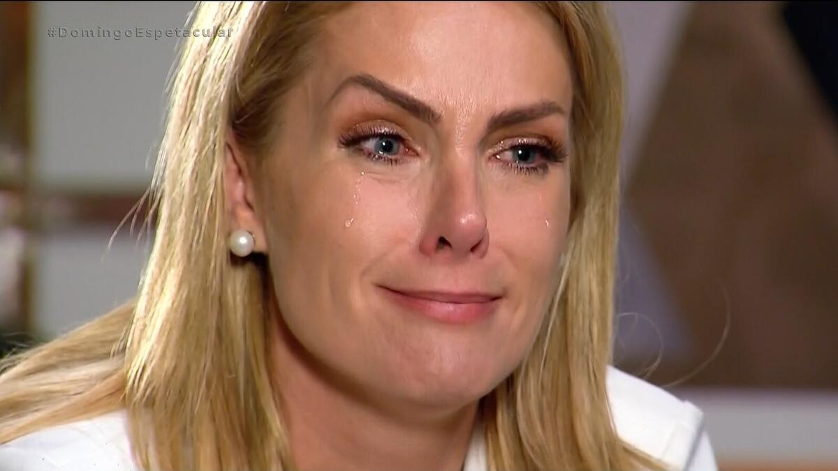 Ana Hickmann durante entrevista ao Domingo Espetacular