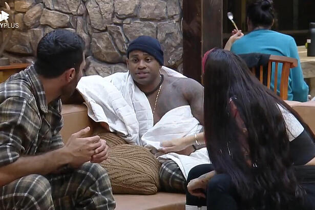 Black, Shay e Alicia durante conversa em A Fazenda