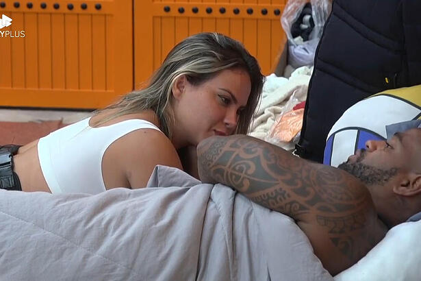 Black e Kally durante conversa na cama de A Fazenda