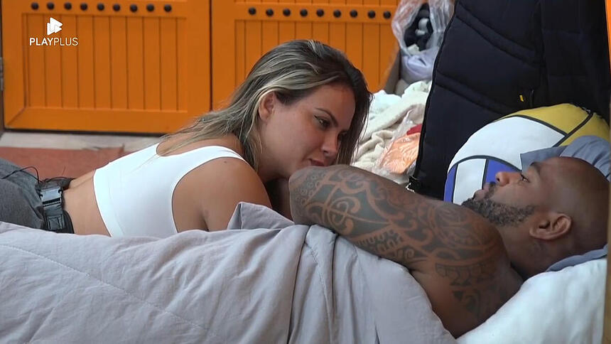 Black e Kally durante conversa na cama de A Fazenda