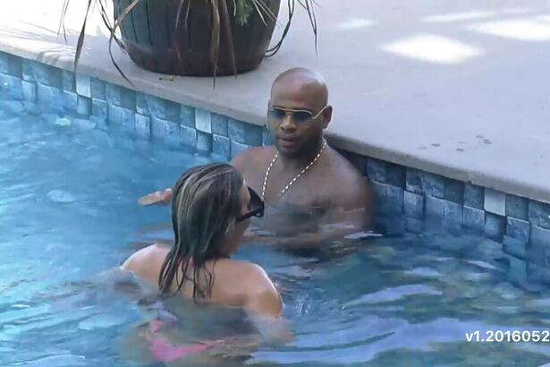 Black na piscina de frente para Kally.