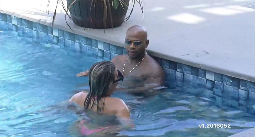 Black na piscina de frente para Kally.