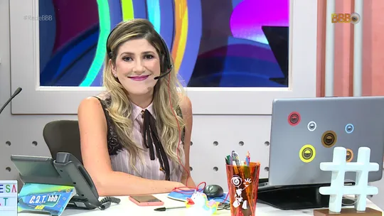 Dani Calabresa de cabelo solto, liso, sentada nos estúdios do CAT BBB, da TV Globo