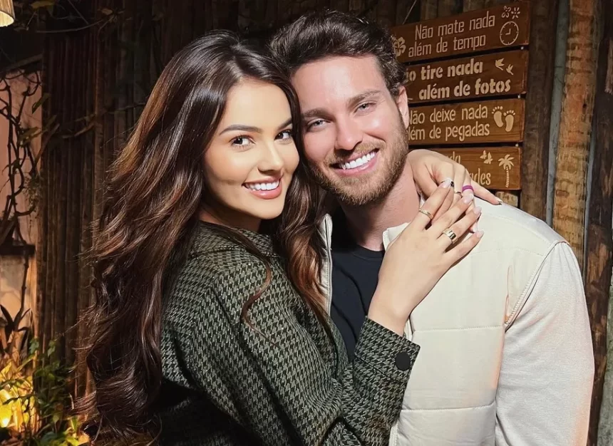 Eslovênia Marques e Lucas Bissoli, sorrindo, abraçados durante festa em São Paulo