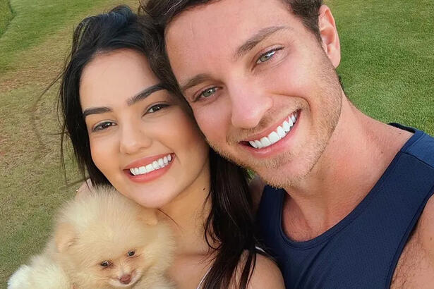 Eslovênia Marques e Lucas Bissoli, sorrindo, durante passeio com o cachorro