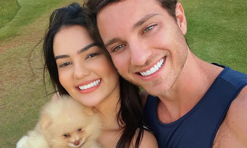 Eslovênia Marques e Lucas Bissoli, sorrindo, durante passeio com o cachorro