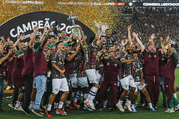 Jogadores do Fluminense levantando a taça e comemorando o título da Libertadores