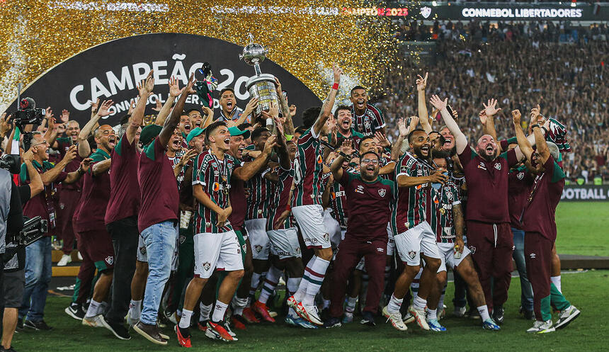 Jogadores do Fluminense levantando a taça e comemorando o título da Libertadores