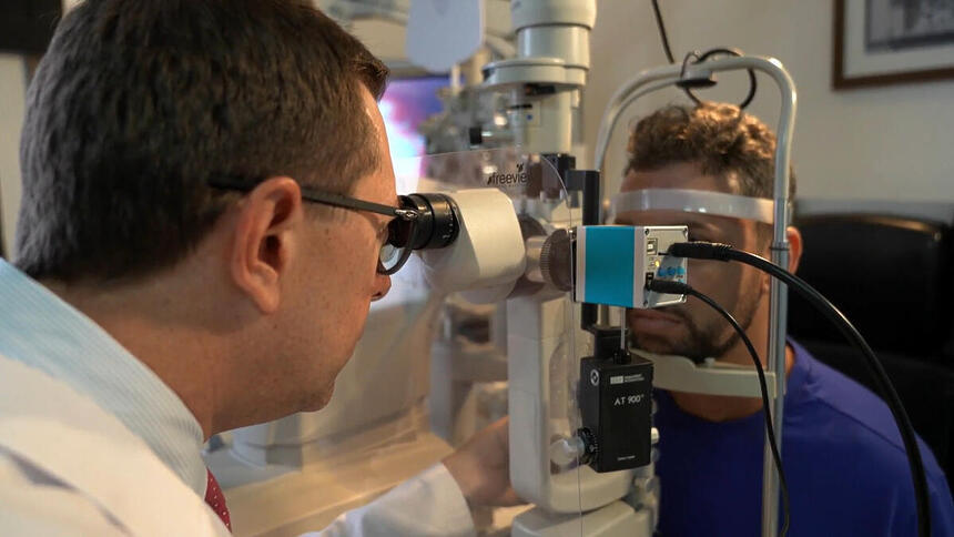 Trecho do Globo Repórter sobre as doenças dos olhos, em um exame de vista